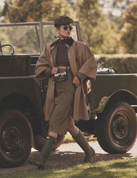 Dominika Drozdowska ELLE Spain Rafa Gallar Crown Editorial | Fashion Gone Rogue Archaeologist Aesthetic, British Style Outfits, Artist Aesthetic Outfit, Colonial Aesthetic, Spain November, Camping Outfit, Polo Bar, Safari Outfit, Safari Outfits