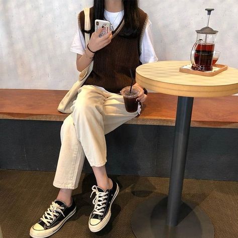 7bb060764a818184ebb1cc0d43d382aadesc50244359ri Study Outfit, Coffee Date Outfits, Outfit Korean Style, Barista Fashion, Oversized Vest, Outfit Korean, Simple Fall Outfits, Beige Outfit, Knitted Vest