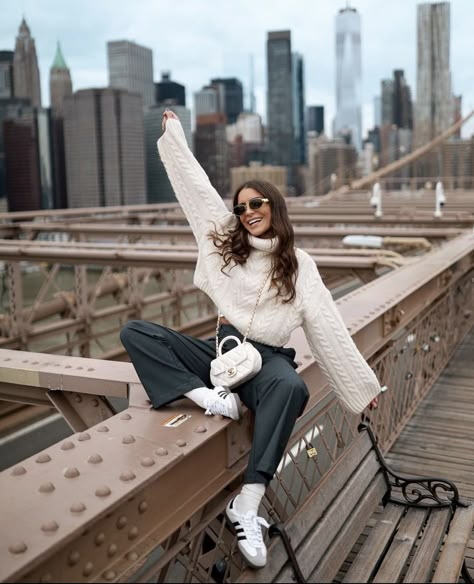 New York Outfits Winter Cold Weather, Winter Outfits New York City, City Winter Outfit, New York Trip Planning, Nyc Brooklyn Bridge, New York In March, New York Photoshoot, Nyc Pics, Nyc Winter Outfits