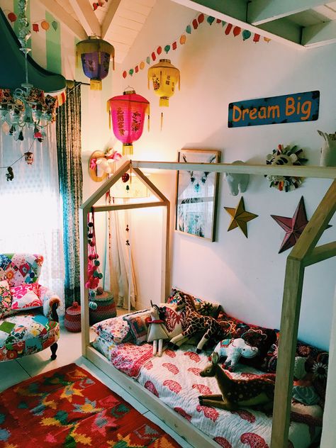 Colorful Carpet Bedroom, Junior Bedroom Ideas, Maximalist Toddler Room, Maximalist Kids Room, Whimsical Kids Room, Garden Sunroom, Bedrooms Black, Trashy Y2k Bedroom, Eclectic Kids Room