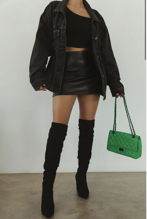 Leather Skirt Denim Jacket, Oversized Black Denim Jacket Outfit, Boyfriend Jacket Outfit, Ucla Outfit, Black Denim Jacket Outfit, Leather Skirt And Boots, Oversized Black Denim Jacket, Latina Outfits, Color Combos Outfit