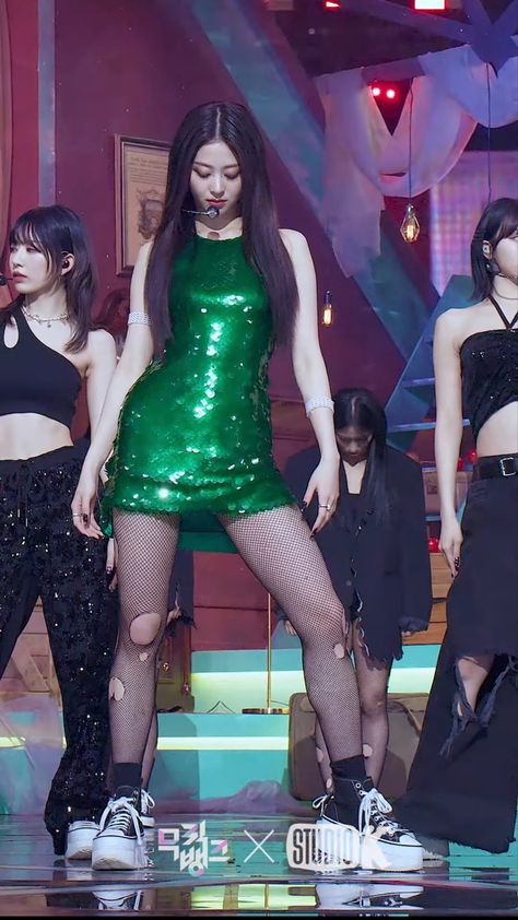 Yunjin Stage Outfit, Le Sserafim Yunjin Outfit, Huh Yunjin Outfits, Le Sserafim Stage Outfits, Green Stage Outfit, Kpop Outfits Casual, Le Sserafim Stage, Stage Outfits Kpop, Pop Concert Outfit