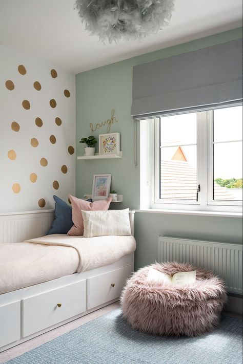 Girls Bedroom Girls Bedroom Colour Ideas, Light Green Girls Bedroom, Pale Pink Girls Bedroom, Mint Green Girls Bedroom, Bedroom Ideas For 10 Yr Girl, Pre Teen Bedroom Ideas, Mint Girls Bedroom, Older Girls Bedroom Ideas, Girls Green Bedroom Ideas