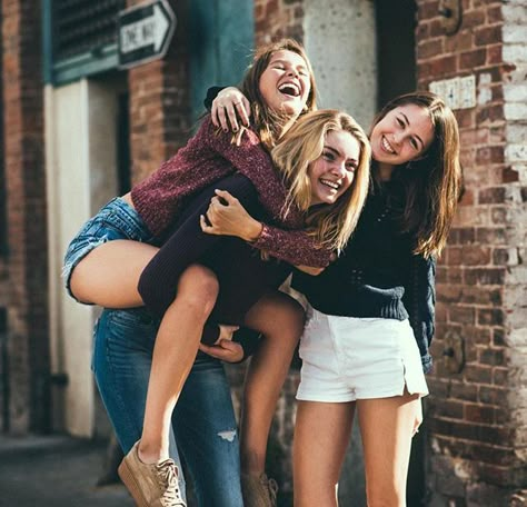 Pinterest ~ kaelimariee // Kaeli Marie Instagram ~ kaelimariee Best Friend Fotos, Mode Poses, Friend Group Pictures, Bff Pics, �هاكونا ماتاتا, Three Girls, Best Friend Photography, Fotos Goals, Best Friend Photoshoot