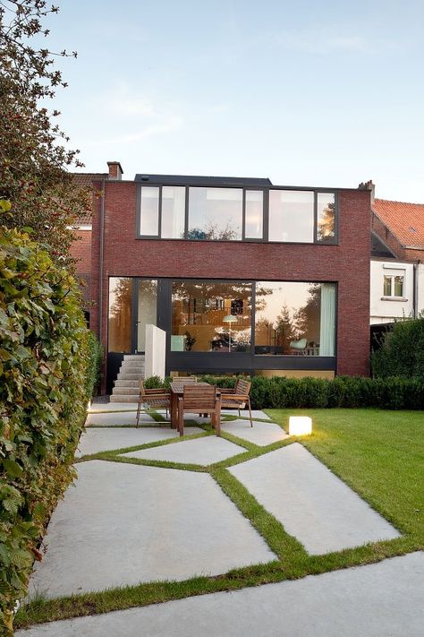 House HVH by HVH-Architecten Grass Concrete Pavers, Driveway Patio Combo, Walkway Pavers, Grass Driveway, Pavers Design, Driveway Patio, Garden Paving, Broken Pieces, Have Inspiration