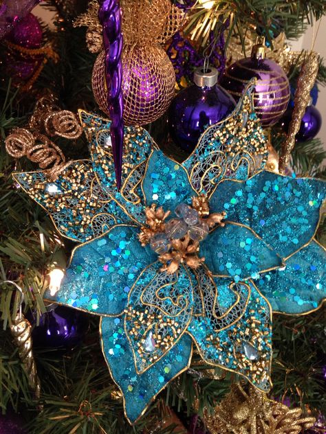 Peacock Christmas Ornaments, Gold And Teal Christmas Tree, Glam Holiday Decor, Peacock Christmas Decorations, Teal Christmas Tree, Orange Christmas Tree, Peacock Christmas Tree, Christmas Tree Inspo, Teal Christmas