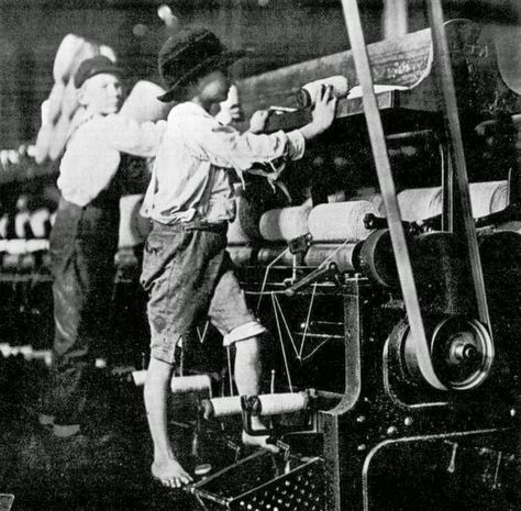 vintage everyday: Vintage Portraits of Child Labor in the United States in the Early 20th Century--Child Labor in the Lawrence Textile Mills, when the immigrant workers went on strike, 1912. Lawrence, Massachusetts. Lawrence Massachusetts, Child Worker, Studio Illustration, Lewis Hine, Communication Theory, Child Labour, Labor Union, Poor Family, American Children