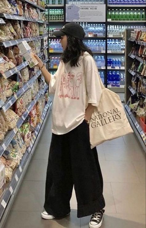 Over Size Clothes Outfit, Super Oversized Outfit, Baggy Clothes For Hot Weather, Oversized Clothes For Women, Large Clothes Outfit, Girly Oversized Outfits, Korean Outfits Oversize, Very Oversized Shirt Outfit, Oversized Women Outfit