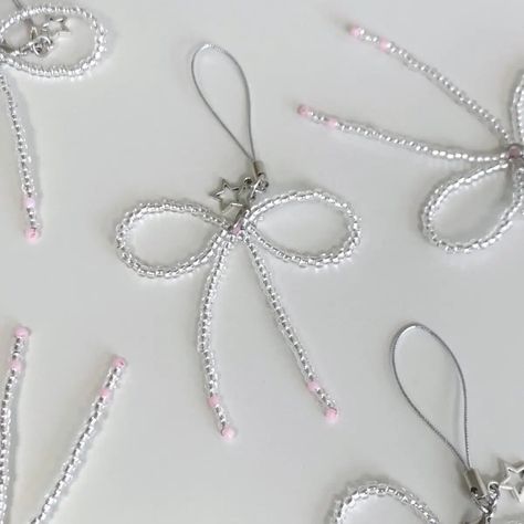 私がAliExpressで発見したものを見てください Pink Hangers, Strap Keychain, Beaded Bow, Phone Pendant, Bead Charms Diy, Phone Charms, Phone Strap, Beaded Bracelets Diy, Beaded Keychains