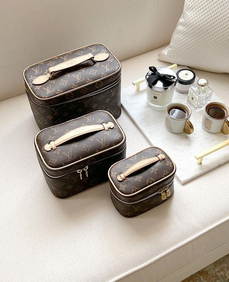 Louis Vuitton Makeup Bag, Louis Vuitton Makeup, Louis Vuitton Cosmetic Bag, Angelina Core, Travel Accesories, Jungkook Birthday, Dream Castle, Bad Accessoires, Makeup Station