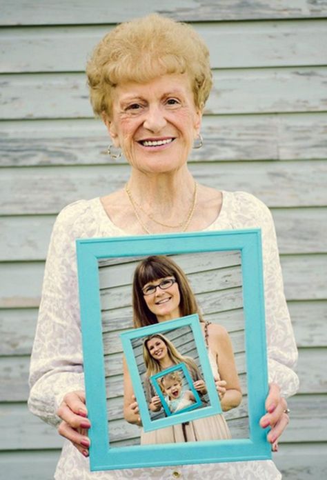 Family Photo in a Photocountryliving Best Gifts For Grandparents, Generation Pictures, Diy Gifts For Grandma, Grandma Crafts, Diy Gifts To Make, Diy Christmas Gifts For Family, Diy Easter Gifts, Diy Bebe, Diy Gifts For Kids