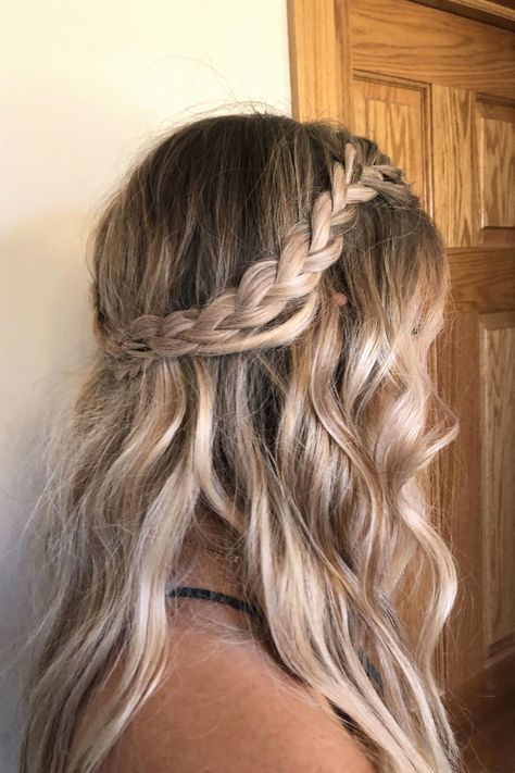 Totally loving this bridal hairstyle. Follow me for more bridal styles, and tell me your thoughts down here. Half Up Half Down Ideas, Hair Half Up Half Down, Wedding Hair Half, Bridal Styles, Hair Half Up, Awesome Hair, Bridal Hairstyle, Half Up Hair, Half Up Half Down