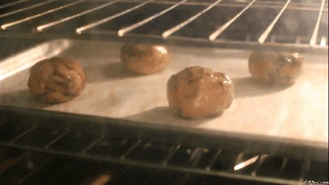 Freshly baked cookies. | 10 Things That Will Always Remind You Of Home I REALLY LIKE THIS GIF!!! Caramel Treats, Quick Baking, Classic Peanut Butter Cookies, Ultimate Cookies, Cake Writing, Cake Mix Cookie Recipes, Box Cake Mix, Baking Project, Perfect Cookie