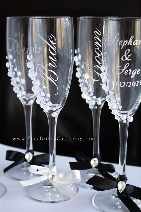 Wedding Wine Glasses Personalized, Black White And Pearls Wedding, Wedding Glasses For Bride And Groom, Wedding Glasses Decoration, Bow Glasses, Wedding Glasses Diy, Champagne Glasses Decorated, Custom Champagne Glasses, Champagne Glasses Wedding