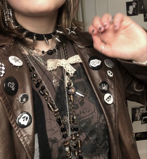 Crowcore Diy, Earth Grunge Outfits, Diy Button Pins, Earth Goth, Crowcore Fashion, Maximalism Jewelry, Crowcore Aesthetic, Crowcore Outfit, Rock Aesthetic Outfits