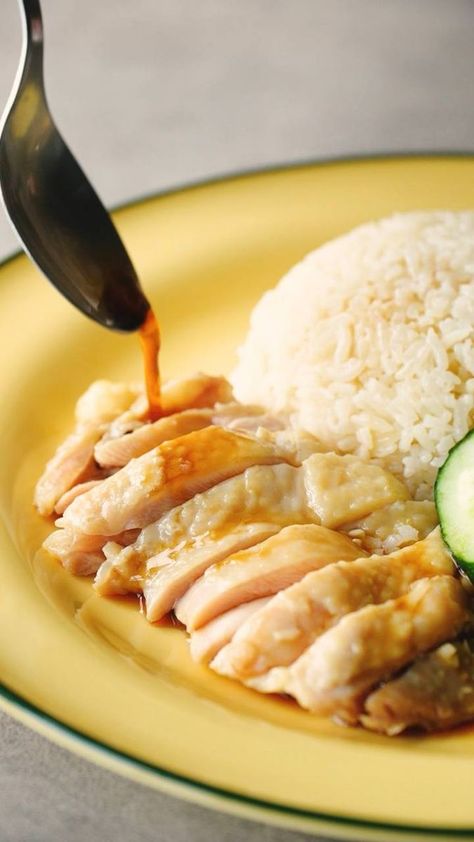 Rice Cooker Singapore Hainanese Chicken Rice Recipe | chicken meat, rice, ingredient, oil, recipe | Your favourite $2 chicken rice recipe is now yours to keep Ingredients: 4 Boneless Chicken Thigh 3 stalks spring onions (cut into 5 cm) 1 tbsp minced... | By The Meatmen Channel Chicken Rice Recipe, Hainanese Chicken Rice, Chicken Rice Recipes, Hainanese Chicken, Chicken Meat, Sauce For Chicken, Spring Onions, Boneless Chicken Thighs, Filipino Food