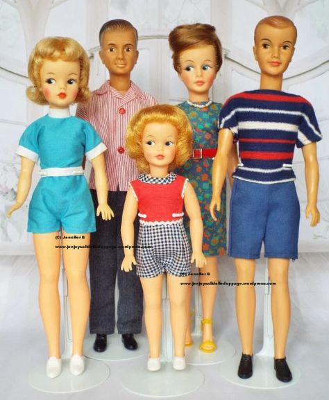 Tammy’s Family – Jenjoy's All Dolled Up Page Memory Clothes, 1960s Toys, Tammy Doll, 1960's Fashion, Barbie Doll Clothing Patterns, Ideal Toys, Sindy Doll, Doll Family, Romper Suit