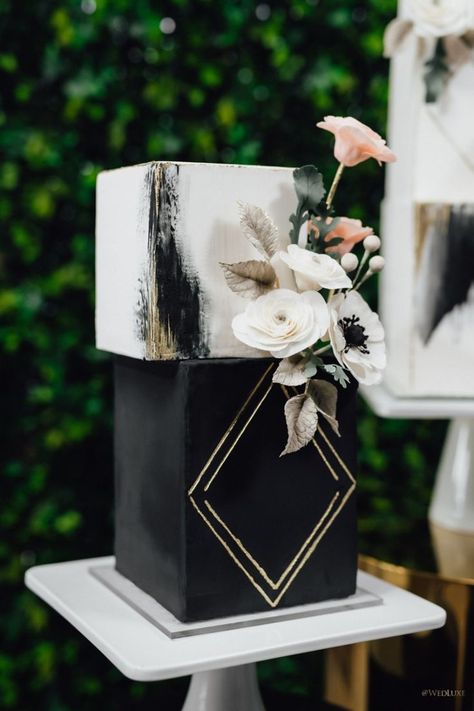 unique modern geometric black and white wedding cakes Black And White Wedding Cake, Geometric Cake, Tropical Floral Arrangements, Wedding Setup, Black Cake, Black Wedding Cakes, Modern Cakes, Special Cakes, Minimalist Black And White