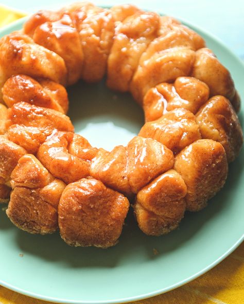 Monkey Bread in the Microwave Microwave Monkey Bread, Easy Microwave Recipes, Baked Cream Cheese Spaghetti, Microwave Bacon, Microwave Dessert, Monkey Bread Recipe, Cinnamon Biscuits, Fruit Salad Easy, Canned Biscuits