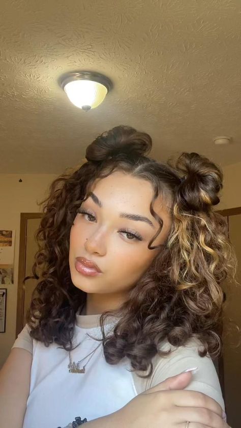 Half Up Space Buns Curly Hair, Cute Braided Hairstyles White Girl, Curly Hairstyles For Birthday Parties, Curly Hairstyles On Short Hair, Curly Hairstyle For Party, Cute Short Curly Hairstyle Ideas, Grunge Hairstyles Curly Hair, Cute Short Curly Hair Styles, Curly Hairstyles For Dances