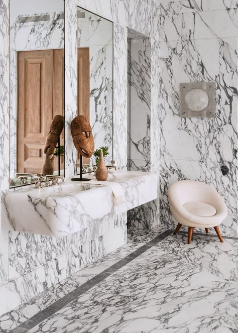 A New York City bath by Julie Hillman. "This Arabescato Corchia marble has such a strong presence, so I softened the room with the curvature of the sink, which was sculpted from one block." —Julie Hillman | Photography by Manolo Yllera Luxury Bathroom Ideas, Nyc Townhouse, Top Bathroom Design, Arabescato Marble, Living Room Decor Wall, Bathroom Design Trends, Rustic Bathrooms, Room Decor Wall, Marble Bathroom