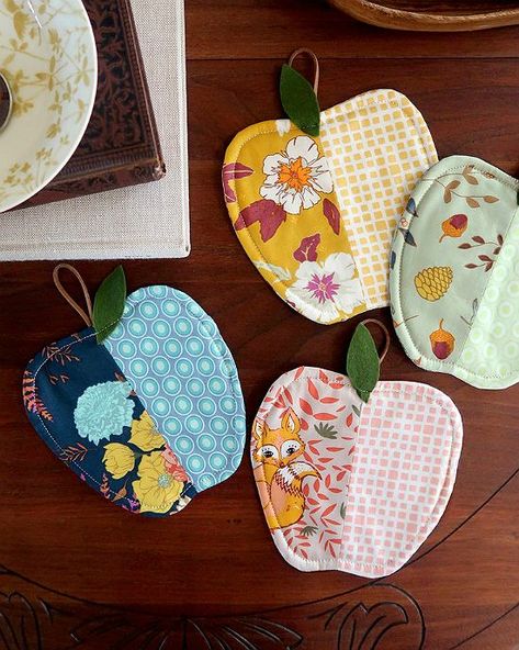 Scrap fabric coasters.  These would be cute made up with felt!  #diyfabriccoasters #scrapfabricprojects Apple Coaster, Beginner Sewing Projects Easy, Fall Projects, Leftover Fabric, 자수 디자인, Sewing Projects For Beginners, Diy Couture, Easy Sewing Projects, Art Gallery Fabrics