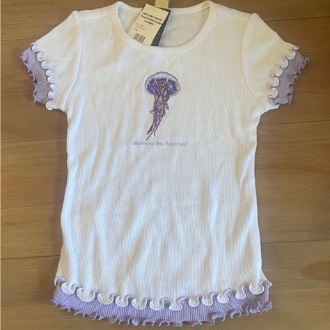 100% Cotton Purple, White, Multicolored Beaded Jellyfish Lightweight And Soft With A Fun Design Rounded Neckline Lettuce Short Sleeves And Waist Beautiful Sparkly Jellyfish Front Patch Measurements: 14” Front Length, 16” Back Length, 11.5” Chest, 4” Sleeves New With Tags Funky Tshirts Women, Ocean Graphic Tee, Jellyfish Outfit Aesthetic, Jelly Outfit, Jellyfish Clothes, Jellyfish Outfit, Fish Clothes, 2000s Shirts, Beaded Jellyfish