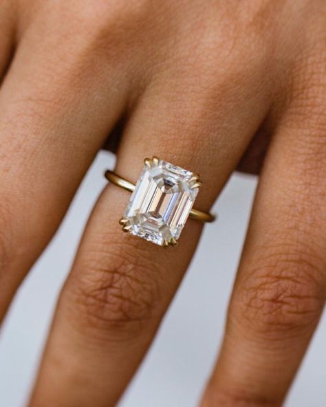 9x7 MM Emerald Cut Colorless Moissanite Engagement Ring, Double Claw Prong Ring, Dainty Ring, 9K 10K 14K 18K Solid Gold Wedding Anniversary Ring, Bridal Ring, Moissanite Wedding Ring Set, Moissanite Jewelry, Engagement Ring, Wedding Collection, Anniversary Gift, Classic Solitaire Ring 💍 𝗠𝗲𝘁𝗮𝗹 💍 Color: Yellow Gold, Rose Gold, White Gold (As per Selection) Purity: 9KT, 10KT, 14KT, 18KT (As per Selection) Assurance: All jewelry will come with stamping 💎 𝐌𝐨𝐢𝐬𝐬𝐚𝐧𝐢𝐭𝐞 𝐃𝐞𝐭𝐚𝐢𝐥𝐬 💎 Color Grade: D (Colorless) Clarity Grade: VVS1 Cut Grade: Excellent Polish: Excellent Symmetry: Excellent Fluorescence: Excellent Mohs scale hardness: 9.25 (Natural diamond has 10) Toughness: Excellent Diaphaneity: Transparent Specific gravity: 3.218-3.22 Refractive index: nω = 2.654 nε = 2.967 Bi Ring Basket, Engagement Ring Double, Emerald Cut Moissanite Engagement Ring, Classic Solitaire Ring, Gold Wedding Anniversary, Prong Engagement Rings, Moissanite Wedding Ring Set, Emerald Cut Moissanite, Zierlicher Ring