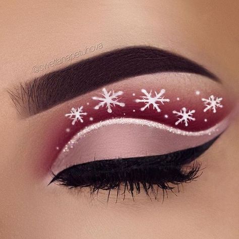 White Snowflakes on Red Base Eyeshadows with Glitter Outline #Christmas #makeup #beauty #trendypins Eyeliner Trends, Holiday Eye Makeup, Christmas Party Makeup, Winter Make Up, Xmas Makeup, Christmas Eyeshadow, Holiday Eye, Gel Eyeshadow, Make Up Designs