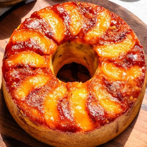 peach cobbler bundt cake with peaches and caramel on top. Peach Cobbler Pound Cake Recipe, Peach Cobbler Pound Cake, Pies And Tacos, Peach Cobbler Cake, Caramelized Peaches, Peach Pound Cakes, Peach Recipes, Vegan Bar, Pound Cake Recipe