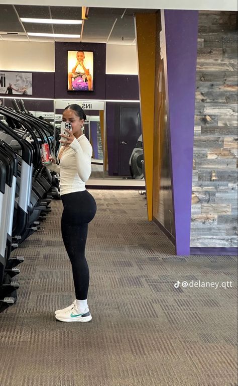 Black Women In Gym Aesthetic, Big Glutes Reference, Body Gym Goals Aesthetic, Black Women Workout Outfits, Workout Outfits Women Aesthetic, Cute Gym Outfits Black Women, Workout Outfits For Women Aesthetic, Body Gym Goals Black, Gym Bod Goals