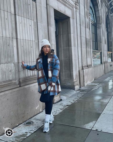 Beanie Street Style, Plaid Trench Coat Outfit, Plaid Coat Outfit, Casual Outfit Winter, Blue Plaid Coat, Shacket Outfit, Plaid Trench Coat, Grey New Balance, Best Winter Coats