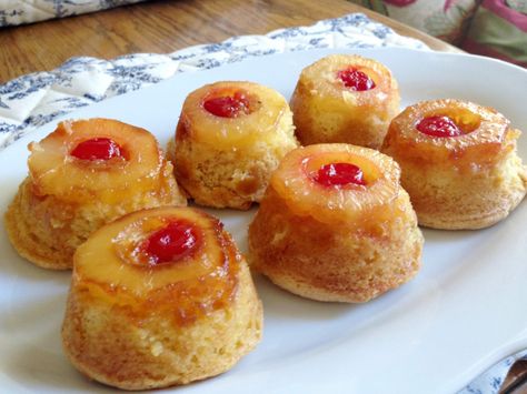 Diet Pineapple Upside Down Cakes - can be made with just fruit, cake mix, and diet soda! Diet Soda Cake, Soda Cakes, Sprite Cake, Cake Mix And Soda, Pineapple Upside Down Cupcakes, Pineapple Cake Recipe, Mug Cake Healthy, Mini Cake Recipe, Soda Cake