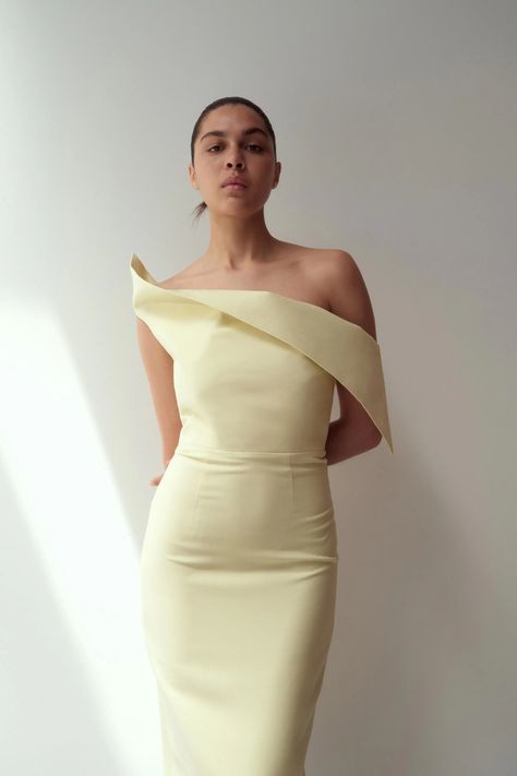 Roland Mouret Resort 2024 Fashion Show | Vogue Vlog Editing, Structured Gown, Roland Mouret Dress, Resort 2024 Collection, Gown Silhouette, Resort 2024, Resort Fashion, African Styles, Elegant Dresses Classy