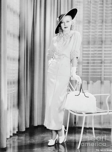 Ginger Rogers Posing In A Two-piece Art Print by Bettmann. All prints are professionally printed, packaged, and shipped within 3 - 4 business days. Choose from multiple sizes and hundreds of frame and mat options. Fred And Ginger, 1930 Fashion, Ginger Rogers, Jean Harlow, 30s Fashion, Look Retro, Katharine Hepburn, Fred Astaire, 20th Century Fashion