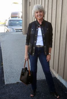 How to look youthful and hip after 50 – Style interview with Susan Wear It Wednesday, Chicos Fashion, Fashion Over 50 Fifty Not Frumpy, Looks Jeans, Fifty Not Frumpy, Transition Outfits, Summer Work, Helen Mirren, 60 Fashion