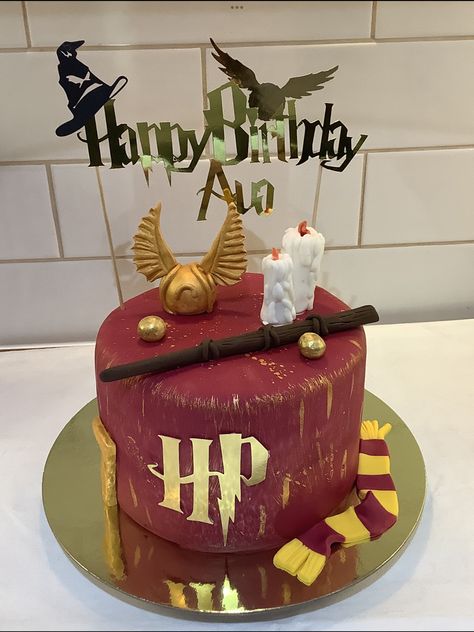 Harry Potter Cake Designs, Easy Harry Potter Cake, Harry Potter Themed Food, Gateau Harry Potter, Harry Potter Birthday Cake, Cake Kids, Festa Harry Potter, Harry Potter Cake, Harry Potter Gryffindor