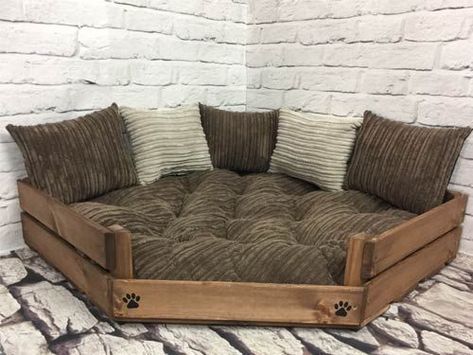 (paid link) The pallet dog house: {} Finding continually homes for dogs isn't easy Corner Dog Bed, Wood Dog Bed, Pallet Dog Beds, Dog Bedroom, Puppy Room, Diy Dog Bed, Dog Rooms, Wood Dog, Shar Pei