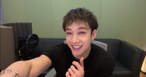 #aesthetic #vlive #bangchan #skz Bangchan Vlive, Stray Kids Chan, V Live, Live Photo, Cute Photos, Stray Kids, Bangs, The World