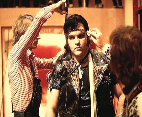 Meat Loaf getting final touch-ups to his hair and make-up for Hot Patootie. Eddie Rocky Horror, Iconic Horror Movies, Rocky Horror Picture Show Costume, Strange Stories, The Exorcist 1973, Rocky Horror Show, Tim Curry, Horror Pictures, The Rocky Horror Picture Show