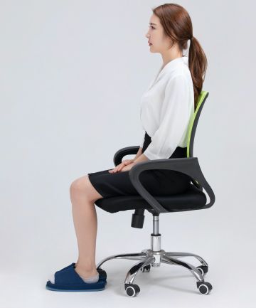 What Your Posture Should Look Like When Sitting Best Acne Products, Total Beauty, Proper Posture, Office Job, Bad Posture, Body Posture, Sitting Posture, Beauty Samples, Good Posture