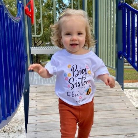 "Congratulations 💕" Big Sister To Be, Sister Announcement, Big Sister Announcement, Bee T Shirt, Girls T Shirts, Sister Shirt, Pregnancy Announcement Shirt, Big Sister Shirt, Girls Graphic Tee