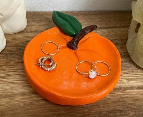 Orange Trinket Dish, Orange Clay Ideas, Clay Necklace Holder, Fruit Bathroom, Clay Jewellery Holder, Clay Pinch Pots, Easy Clay Sculptures, Ceramic Jewelry Dish, Sculpture Art Clay