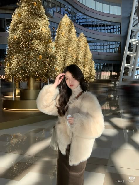 White Fluffy Coat Outfit, Fluffy Coat Outfit, Hongkong Ootd, White Fluffy Coat, Japan Fits, Japan Autumn, Ulzzang Korea, Simple Frocks, Vanilla Caramel