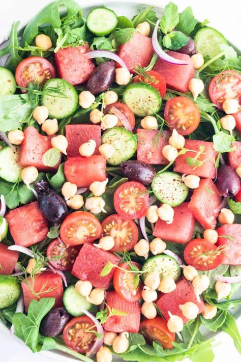 Watermelon chickpea salad Raw Salad Recipes, Raw Vegan Dinners, Salad Watermelon, Raw Vegan Dinner Recipes, Olive Salad, Vegan Salad Recipes, Watermelon Salad, Watermelon Recipes, Summer Watermelon