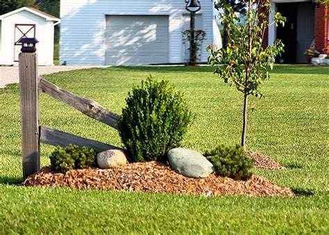 20+ Country Driveway Entry Landscape Designs Driveway Entrance Landscaping, Rustic Landscaping, Driveway Entrance, Driveway Landscaping, Farmhouse Landscaping, Front Yard Landscaping Plans, Easy Landscaping, Fence Landscaping, Landscape Designs