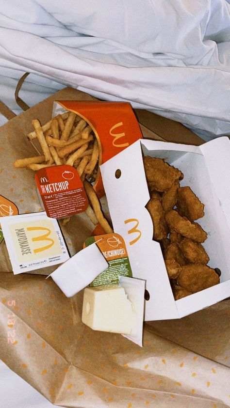 Mcdonalds Nuggets Aesthetic, Nuggets Aesthetic, Mcdonalds Aesthetic Food, Mcdonalds Chips, Mc Nuggets, Mcdonalds Nuggets, Mcdonalds Aesthetic, Mcdonald's Aesthetic, Mcdonalds Fries