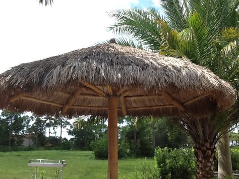 Is your yard to small for a tiki hut? Try this tiki umbrella! Relax and imagine your drink in a coconut! Tiki Rooftop Diy, Tiki Hut Chandelier, Tiki Hut Playhouse, Diy Tiki Bar Roof, Tiki Hut Dog House, Tiki House, Tiki Umbrella, Tiki Decor, Tiki Hut