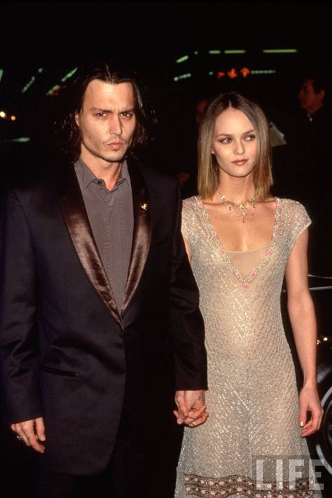 Johnny Depp & Vanessa Paradis in LA. Nov 17th 1999 Johnny Depp Vanessa Paradis, Johnny Depp Girlfriend, Johnny Depp Family, Johnny Depp Wife, Vanessa Paradis Johnny Depp, John Depp, جوني ديب, Johnny D, Vanessa Paradis