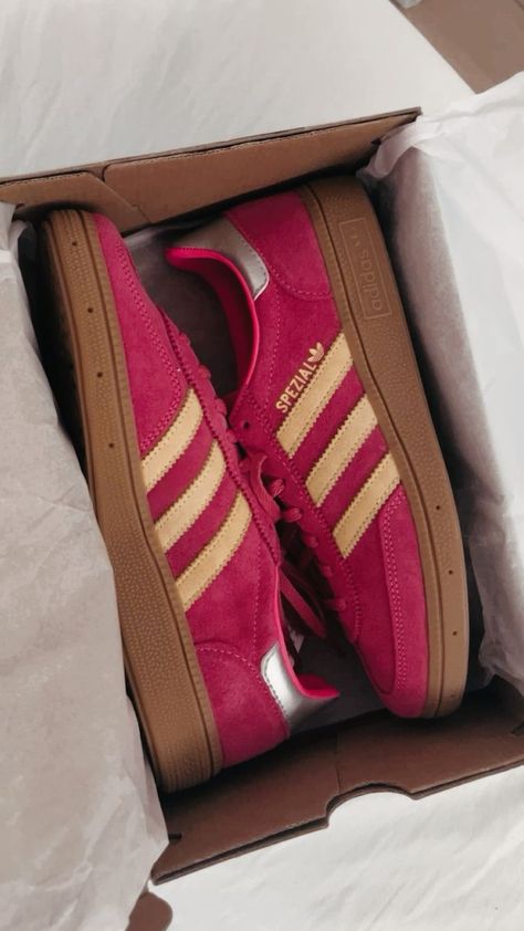 💓💛 Toy Story Collection, Adidas Gazelle Pink, Adidas Spezials, Preppy Shoes, Pretty Shoes Sneakers, Shoe Wishlist, Cute Nike Shoes, Adidas Spezial, Stunning Shoes